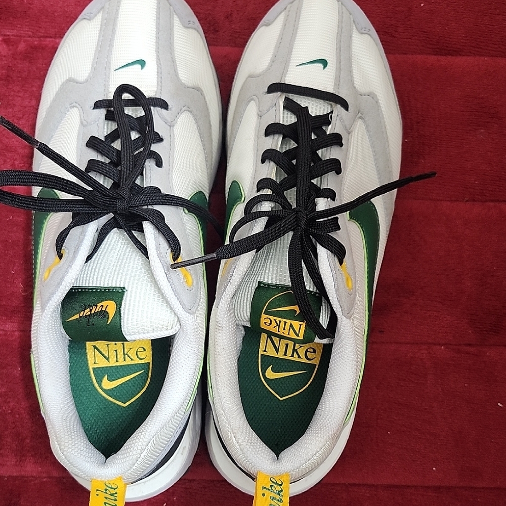 Nike White and Green Low-Top Sneakers Sporty Design
